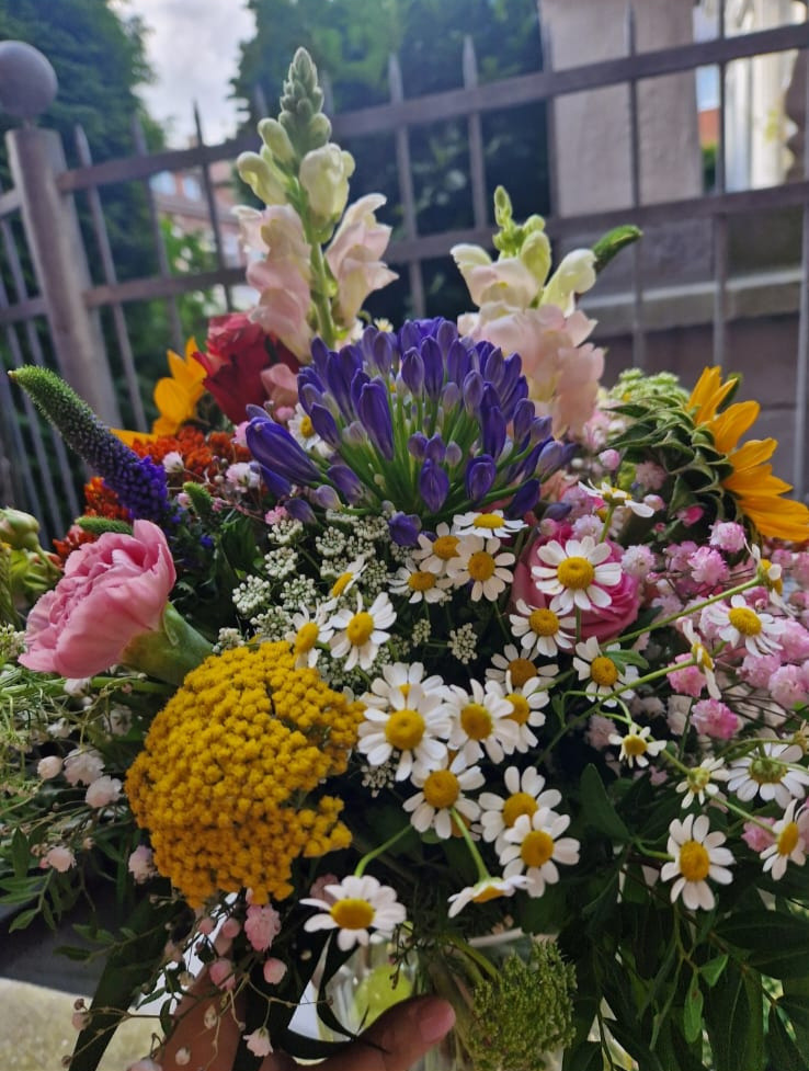 Arbeit in der Floristik-Werkstatt des Blumenhauses